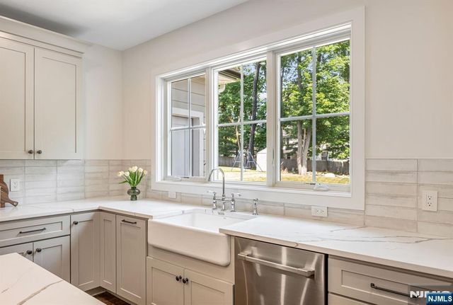 5 Blanchfield Court, Ho-ho-kus, NJ 07423