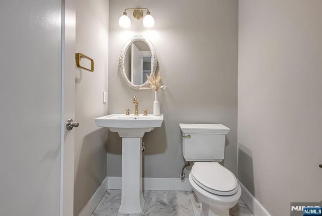 5 Blanchfield Court, Ho-ho-kus, NJ 07423