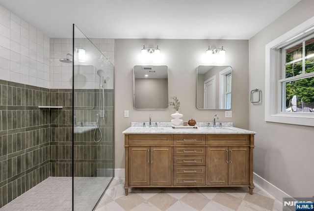 5 Blanchfield Court, Ho-ho-kus, NJ 07423