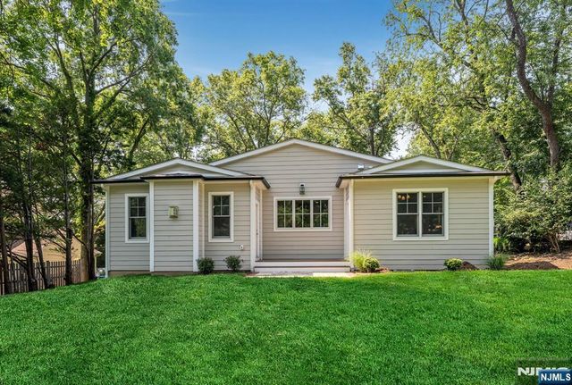 5 Blanchfield Court, Ho-ho-kus, NJ 07423