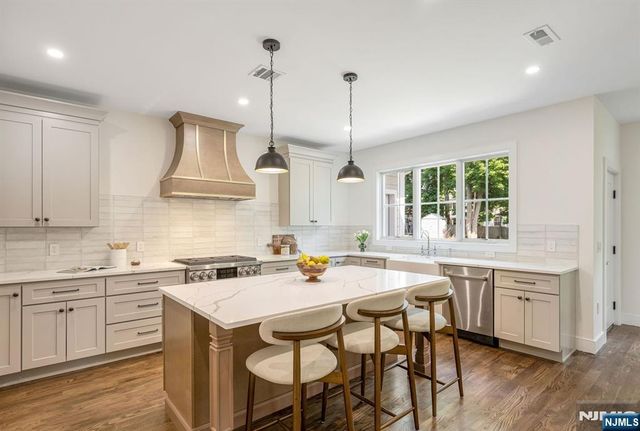 5 Blanchfield Court, Ho-ho-kus, NJ 07423