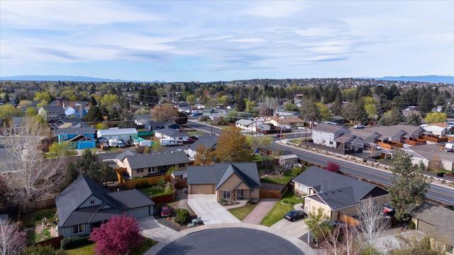 2232 SW Newberry Court, Redmond, OR 97756