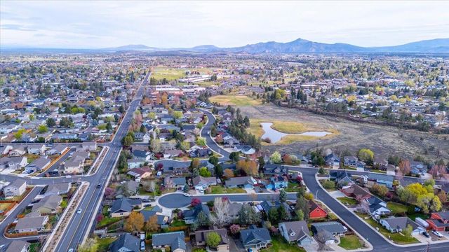 2232 SW Newberry Court, Redmond, OR 97756