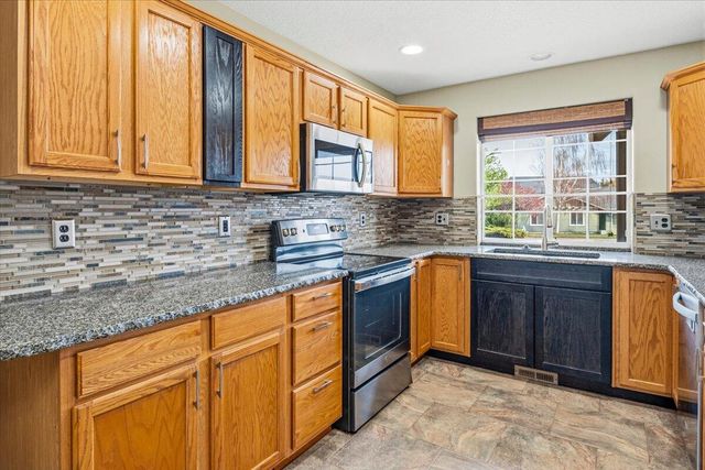 2232 SW Newberry Court, Redmond, OR 97756