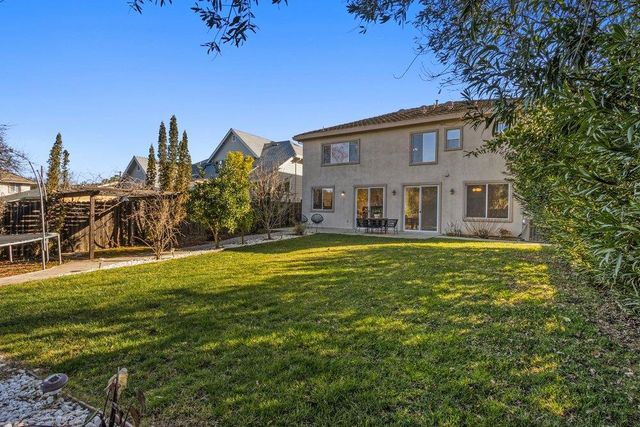 6129 Merry Ln, Carmichael, CA 95608