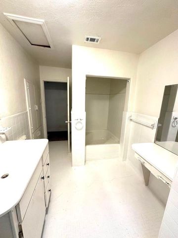 200 NE Alpine Street, Plainview, TX 79072