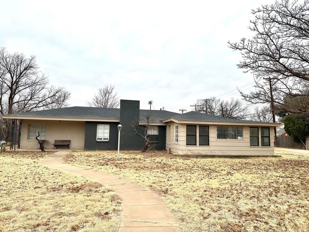 200 NE Alpine Street, Plainview, TX 79072