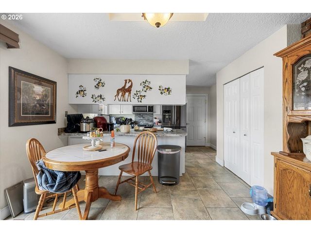 253 Nw GLENHART Ave, Winston, OR 97496