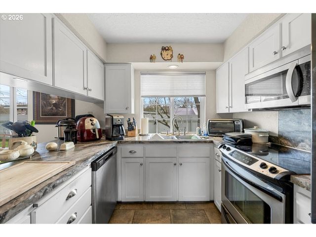 253 Nw GLENHART Ave, Winston, OR 97496