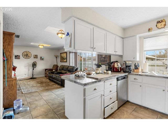 253 Nw GLENHART Ave, Winston, OR 97496