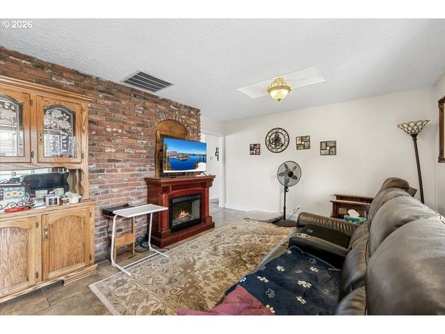 253 Nw GLENHART Ave, Winston, OR 97496