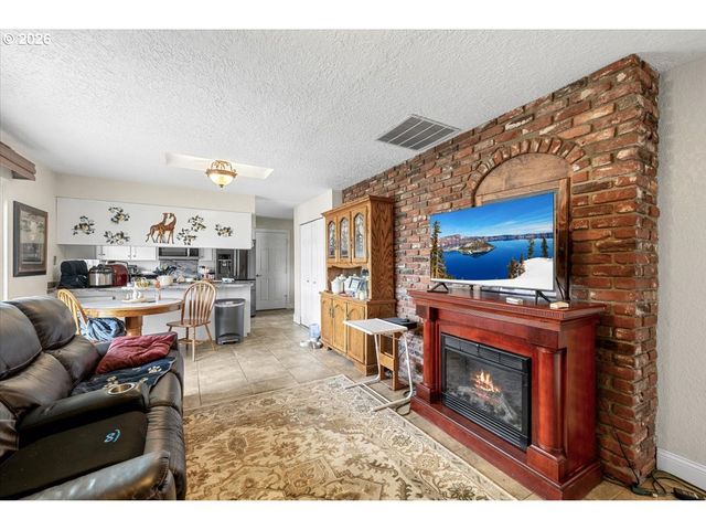 253 Nw GLENHART Ave, Winston, OR 97496