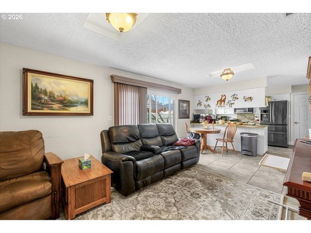 253 Nw GLENHART Ave, Winston, OR 97496