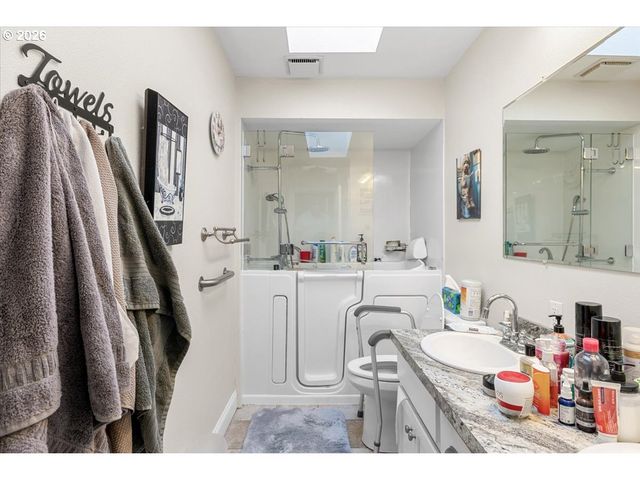 253 Nw GLENHART Ave, Winston, OR 97496