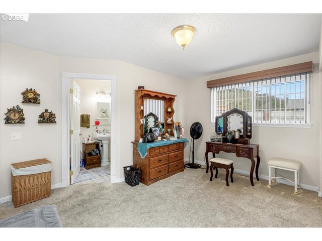 253 Nw GLENHART Ave, Winston, OR 97496