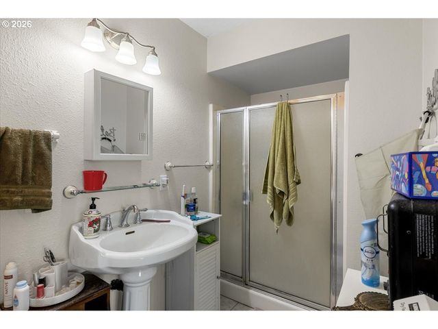 253 Nw GLENHART Ave, Winston, OR 97496