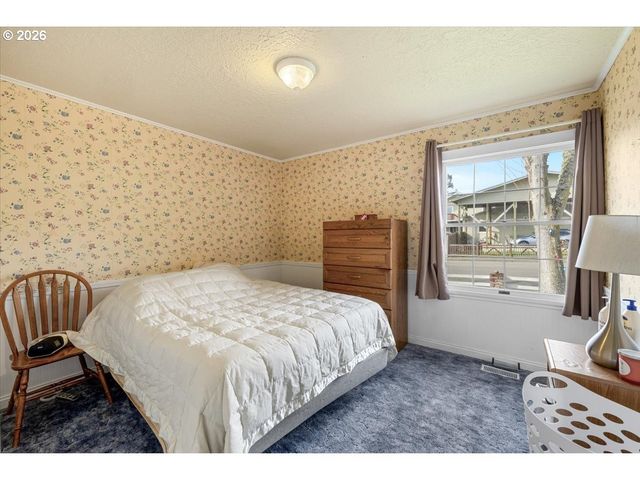 253 Nw GLENHART Ave, Winston, OR 97496