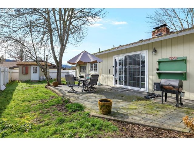 253 Nw GLENHART Ave, Winston, OR 97496