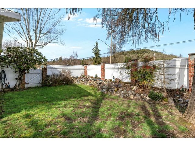253 Nw GLENHART Ave, Winston, OR 97496
