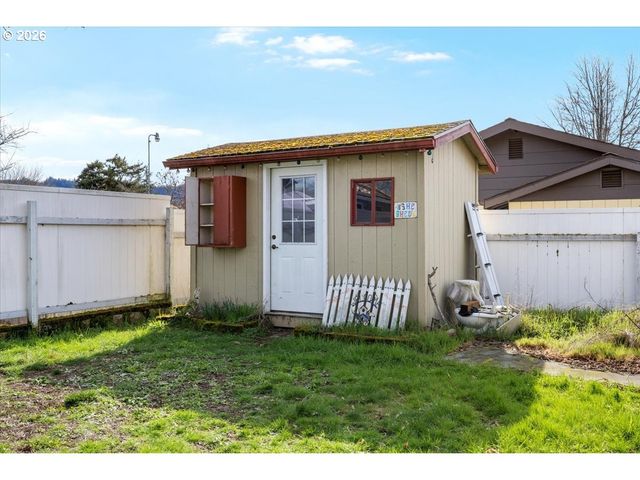 253 Nw GLENHART Ave, Winston, OR 97496