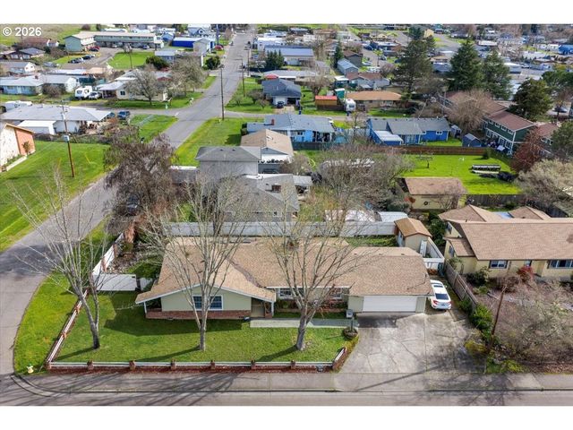 253 Nw GLENHART Ave, Winston, OR 97496
