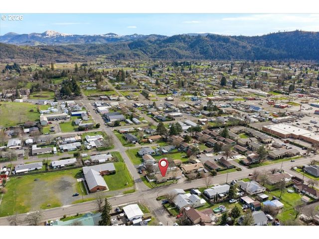 253 Nw GLENHART Ave, Winston, OR 97496