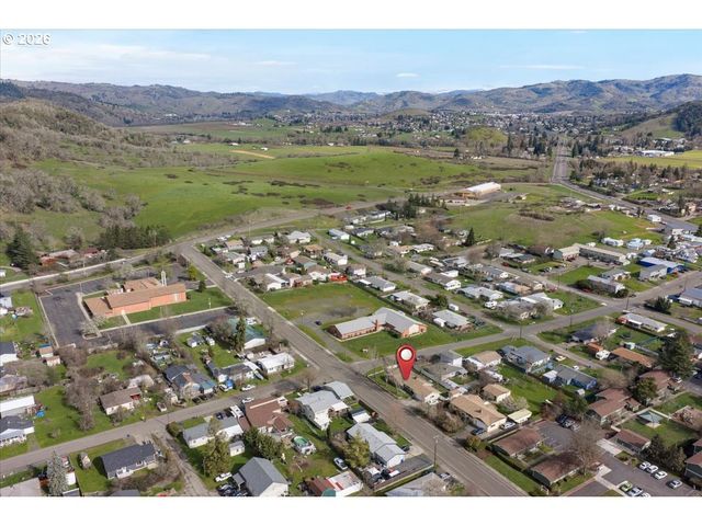 253 Nw GLENHART Ave, Winston, OR 97496