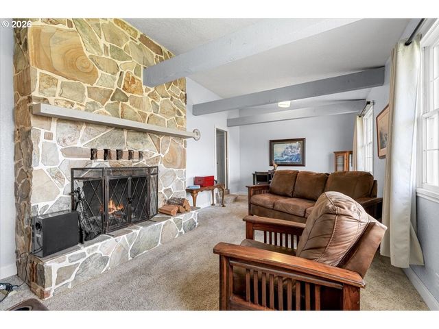 253 Nw GLENHART Ave, Winston, OR 97496