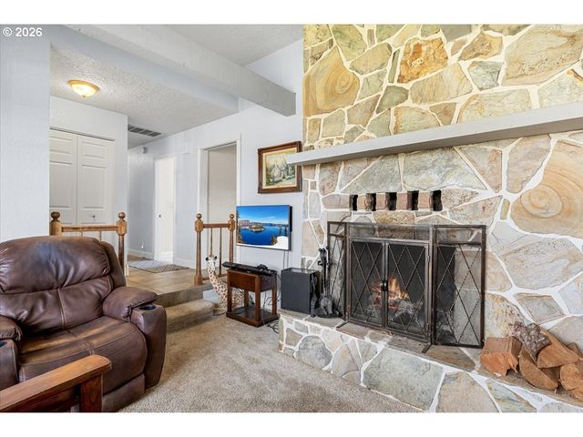 253 Nw GLENHART Ave, Winston, OR 97496