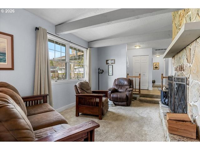 253 Nw GLENHART Ave, Winston, OR 97496