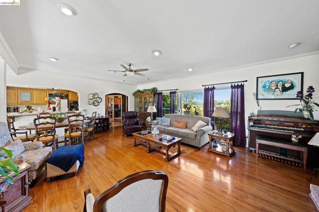 2445 Taylor Ln, Byron, CA 94514