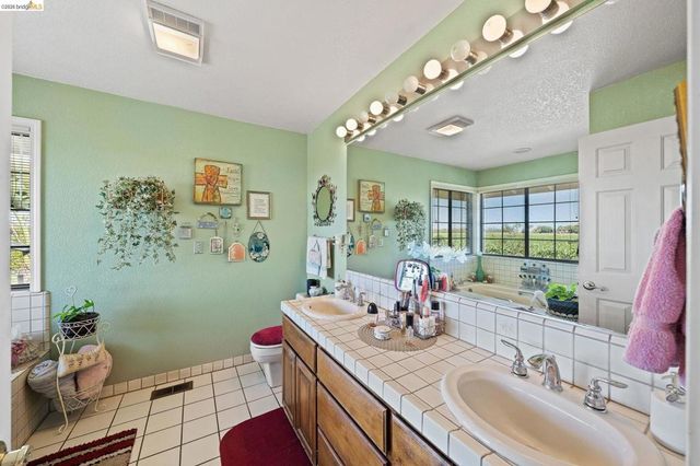 2445 Taylor Ln, Byron, CA 94514