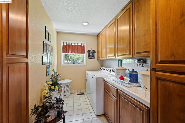 2445 Taylor Ln, Byron, CA 94514