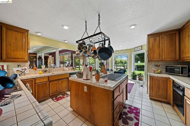 2445 Taylor Ln, Byron, CA 94514