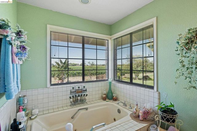 2445 Taylor Ln, Byron, CA 94514