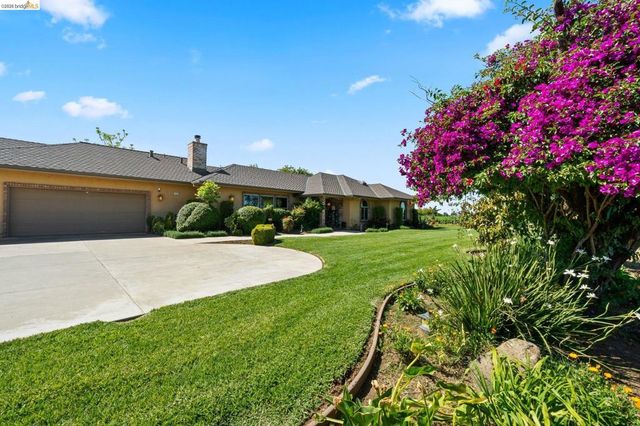 2445 Taylor Ln, Byron, CA 94514