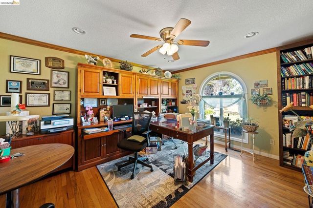 2445 Taylor Ln, Byron, CA 94514