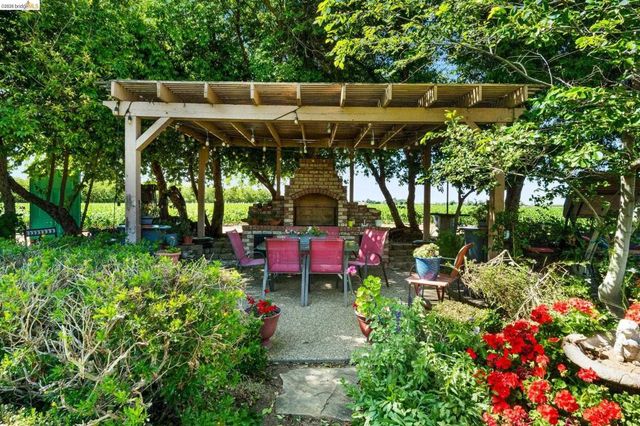 2445 Taylor Ln, Byron, CA 94514