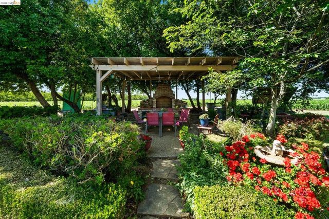 2445 Taylor Ln, Byron, CA 94514
