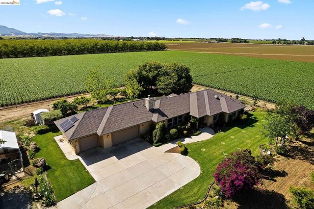2445 Taylor Ln, Byron, CA 94514