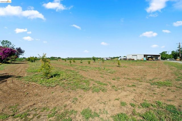 2445 Taylor Ln, Byron, CA 94514