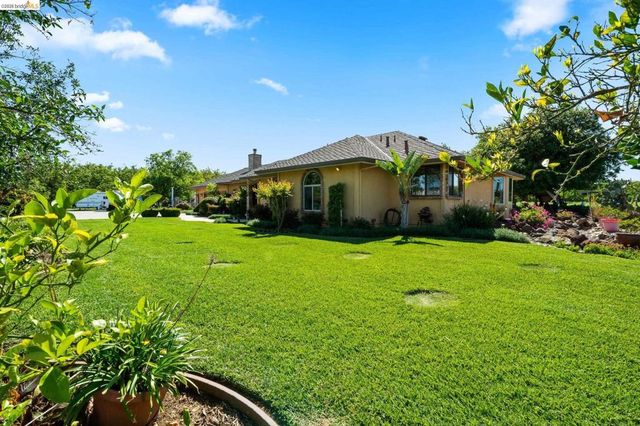 2445 Taylor Ln, Byron, CA 94514
