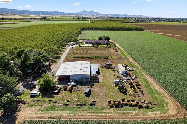 2445 Taylor Ln, Byron, CA 94514