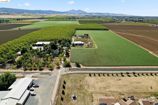 2445 Taylor Ln, Byron, CA 94514