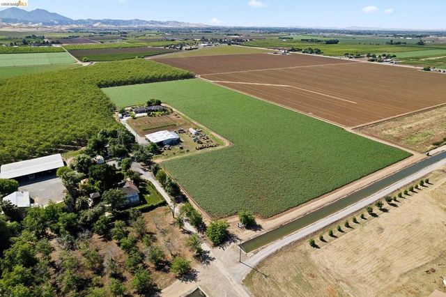 2445 Taylor Ln, Byron, CA 94514