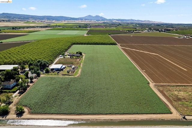 2445 Taylor Ln, Byron, CA 94514