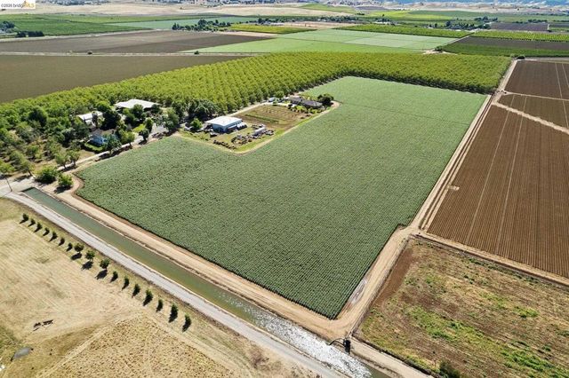 2445 Taylor Ln, Byron, CA 94514