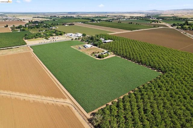 2445 Taylor Ln, Byron, CA 94514