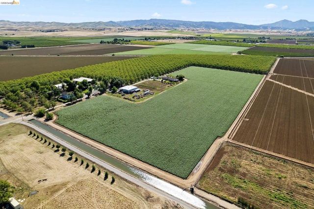 2445 Taylor Ln, Byron, CA 94514
