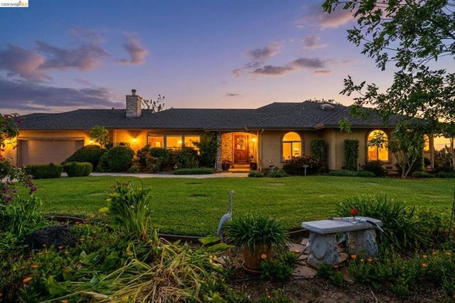2445 Taylor Ln, Byron, CA 94514